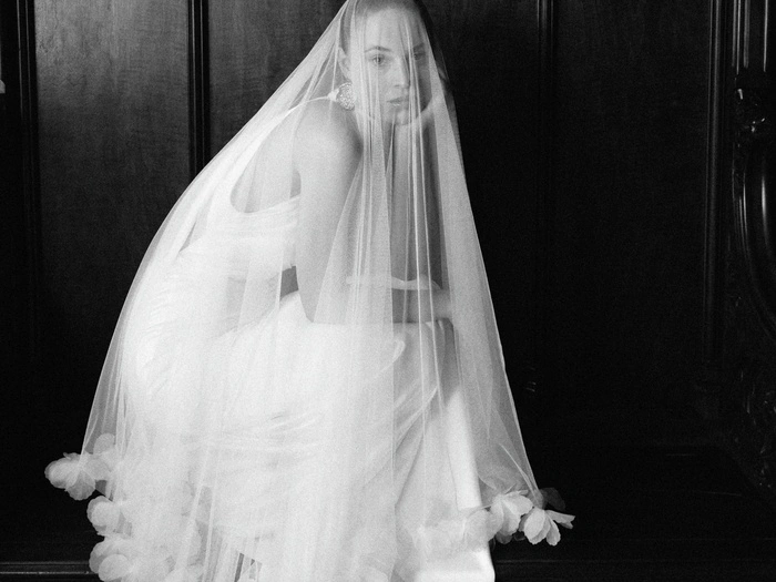 Campagna sposa 2027 di Manu García, foto in bianco e nero, Linee scultoree