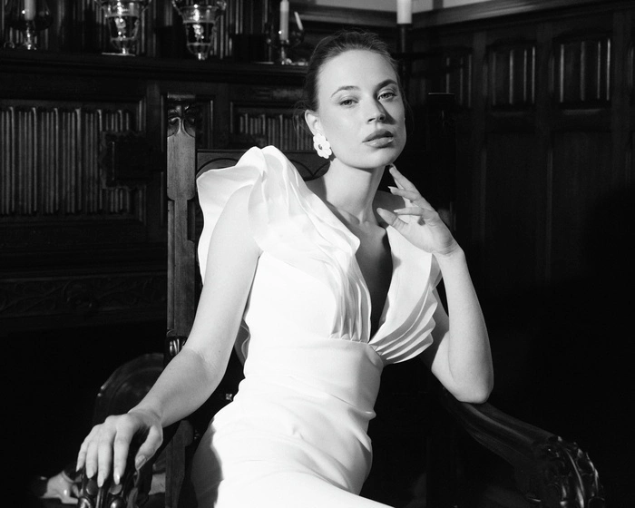 Campagna sposa 2027 di Manu García, foto in bianco e nero, Linee scultoree